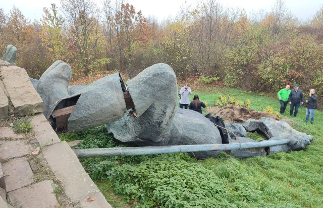 Демонтовано: Пам'ятник радянському солдату в Ужгороді впав (ФОТО, ВІДЕО)