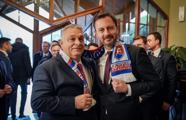 Натяк: Прем'єр-міністр Словаччини подарував Орбану шарф своєї збірної