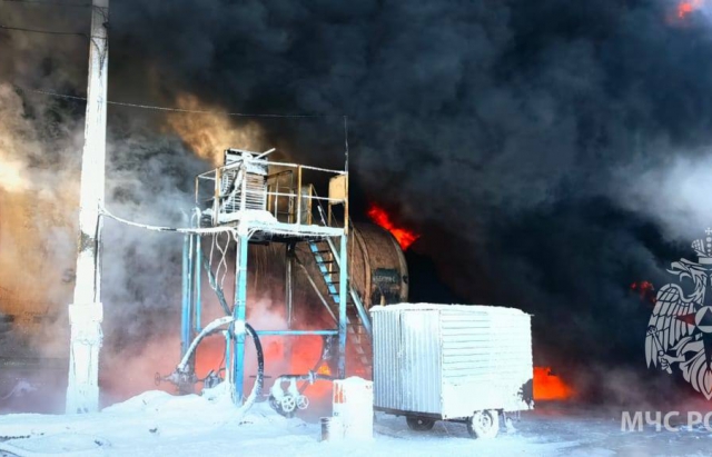У росії масштабна пожежа: горить нафтобаза (ФОТО)