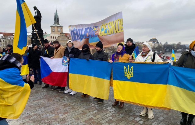 Величезний український прапор розгорнули в День соборності у Празі на Карловому мосту (ФОТО)