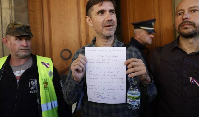 Лякав ядерним ударом: У Празі поліція затримала організатора проросійських мітингів (ФОТО)