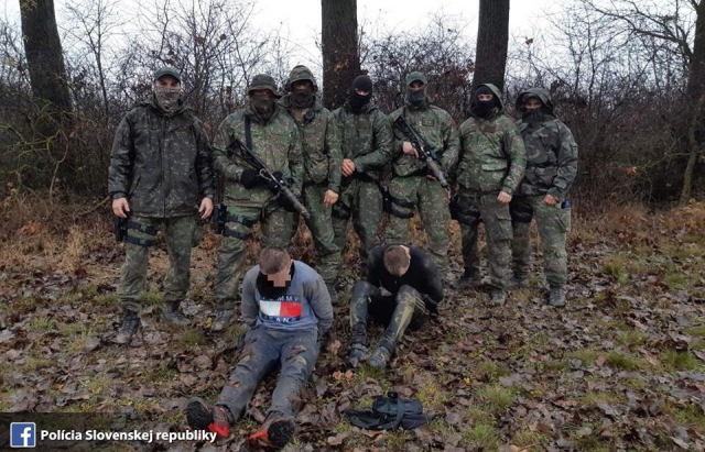 Жорстко: словацькі вояки поклали провідників нелегалів з України обличчям до землі (ФОТО)