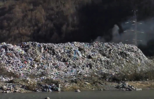 Відео дня: на Тисі, в центрі Європи, виріс 15-ти метровий острів зі сміття