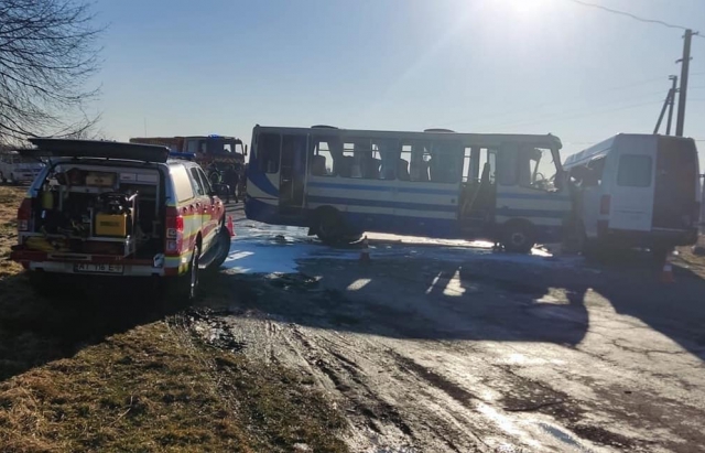 Автобус "Мукачево-Коломия" потрапив в ДТП: Одна людина загинула та 24 травмовані (ФОТО)