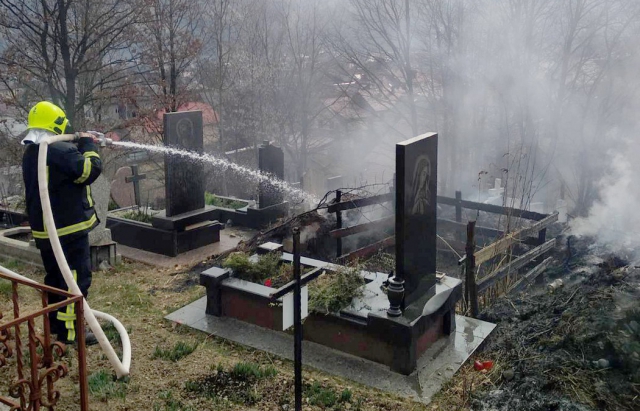 Невідомі підпалили сухостій між могилами на рахівському кладовищі. Вогонь знищив вінки (ФОТО)