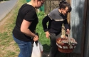 Пасхальна допомога: Закарпатські благодійники роздали нужденним сім'ям пакети з продуктами (ФОТО)