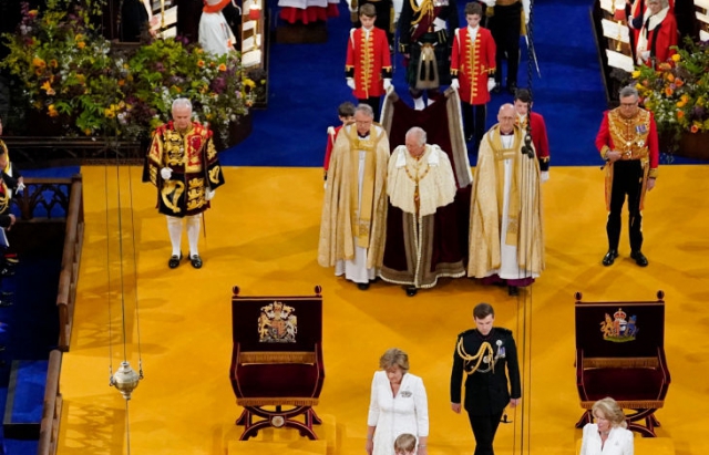 У жовто-блакитних кольорах: Чарльз ІІІ офіційно став королем Великобританії (ФОТО)