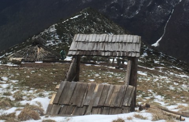 Фото дня: в Карпатах віднайшли старовинну колибу на висоті 1600 м