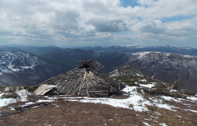 Фото дня: в Карпатах віднайшли старовинну колибу на висоті 1600 м
