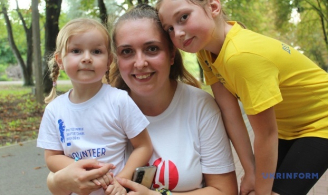 Як мама двох дівчаток з Ужгорода розвиває у своїх та сусідських дітях ген небайдужості (ФОТО)