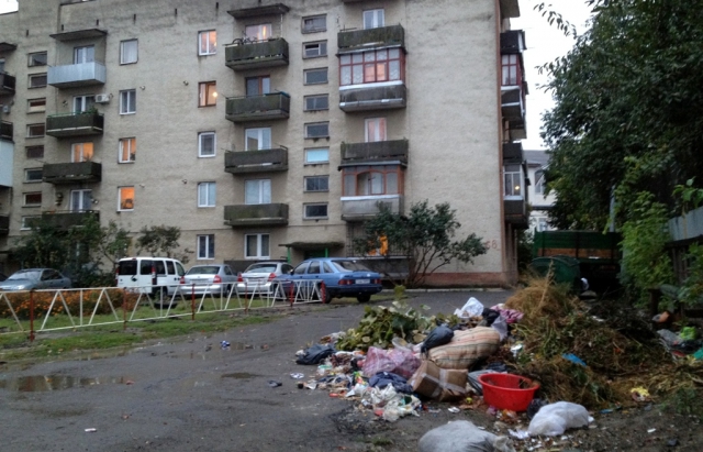 Подекуди в Ужгороді сміття не вивозять тижнями (ФОТОФАКТ)