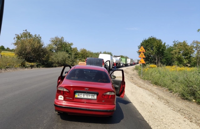 Ремонт на трассе Мукачево - Рогатин продолжается: движение затруднено (ФОТО)