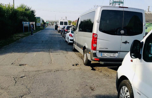 Черги на кордоні з Угорщиною зменшилися, але не зникли: час очікування - 4 години (ФОТО)