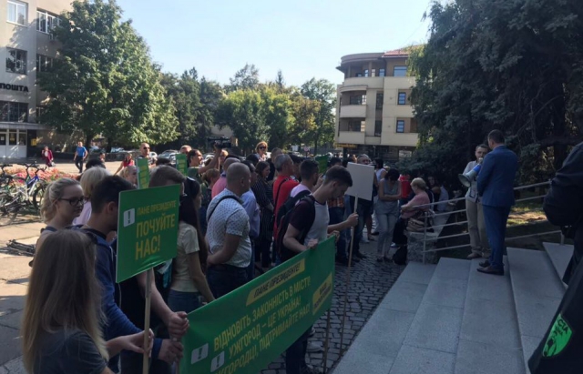Ужгородці протестують проти зміни керівництва в пологовому будинку (ФОТО)
