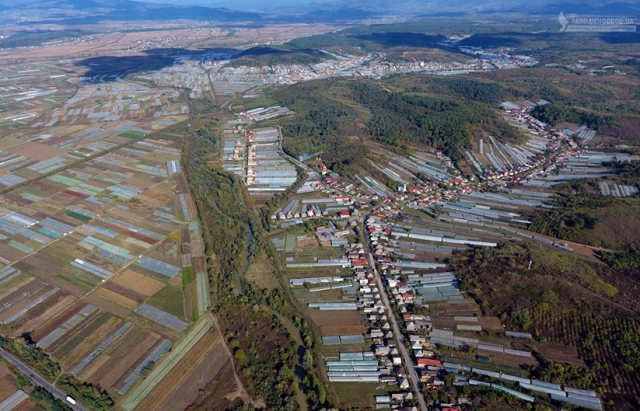 Фото дня: полиэтиленовая долина в Закарпатье с высоты птичьего полета