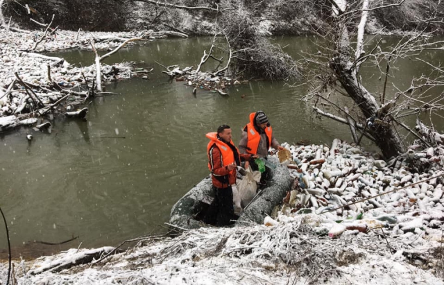 300 кг сміття: Річку Боржава таки очистили від пластикового "острову" на Берегівщині (ФОТО, ВІДЕО)
