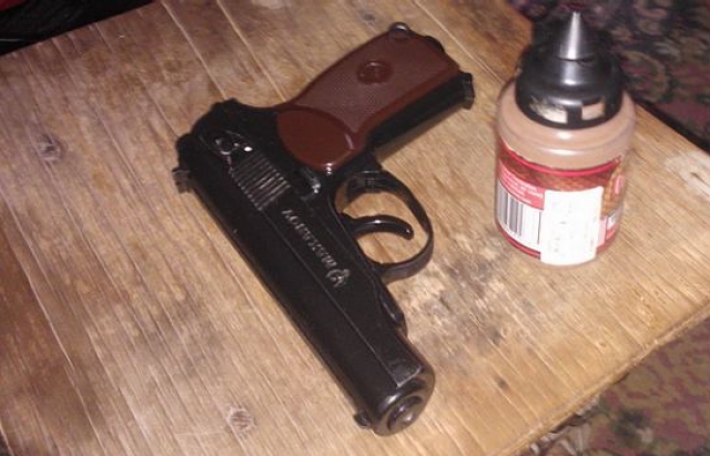 Міліція виявила у жителя Мукачівщини газовий пістолет та марихуану (ФОТО)
