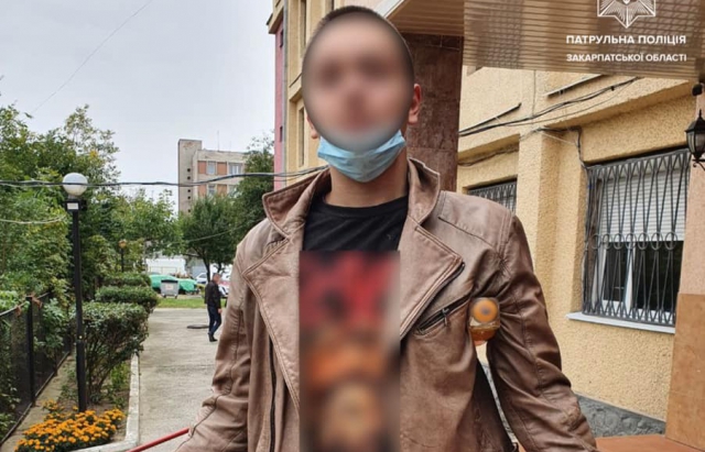 В Ужгороді неповнолітній хлопець порізав колеса на автівці сусідки (ФОТО)