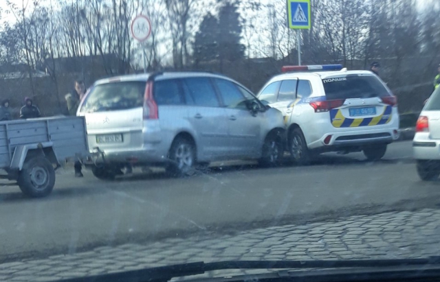 В Мукачеві автівка правоохоронців потрапила в ДТП (ФОТО)