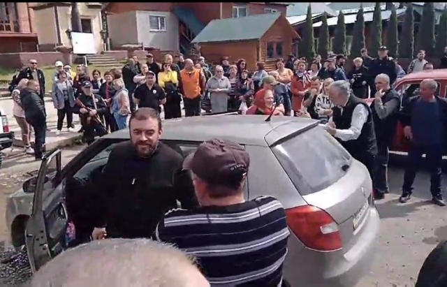 На Закарпатті священник УПЦ МП збив людину, під час мітингу проти російської церкви (ФОТО, ВІДЕО)
