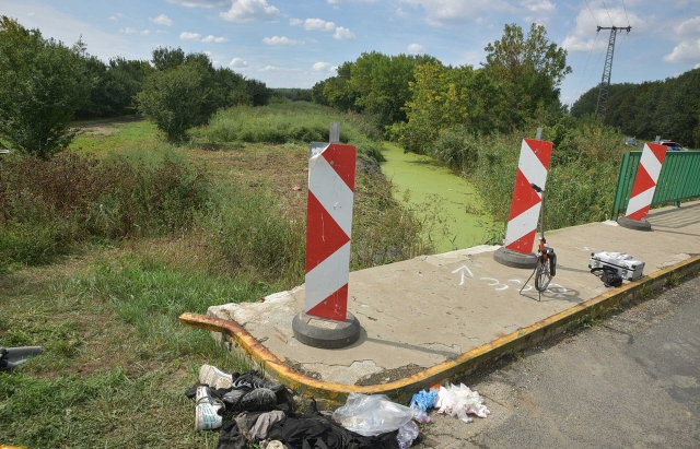 Жахлива аварія в Угорщині: Автомобіль з 12-ма мігрантами злетів у річку (ФОТО)