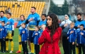 На благодійному матчі в Ужгороді зірки футболу та шоу-бізнесу зібрали мільйон гривень для ЗСУ