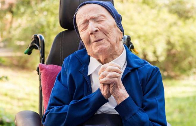 Померла найстаріша людина світу – 118-річна черниця сестра Андре (ФОТО)